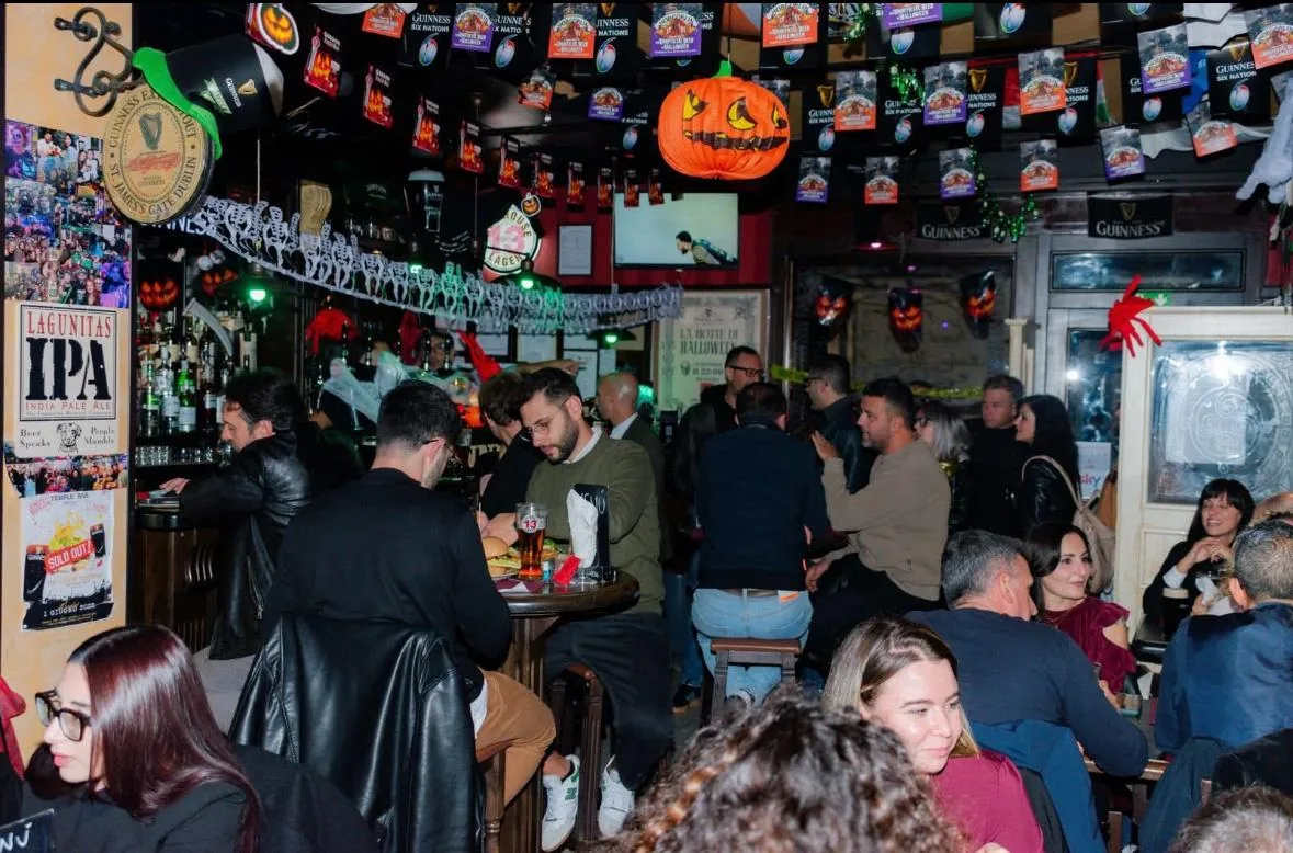 Una serata affollata tra i tavoli e il bancone del Temple Bar