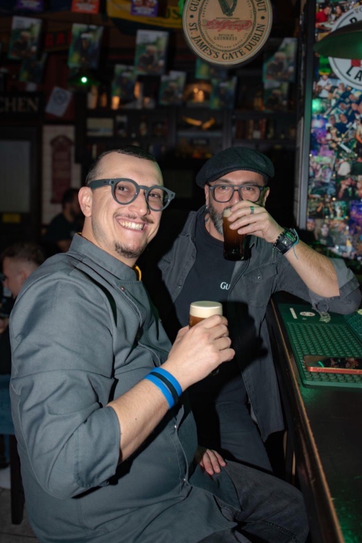 Nicola e Vincenzo insieme al bancone del Temple Bar